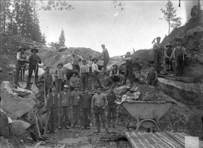 Working men posing at the construction of the Borås-Alvesta Railway in 1902 – likely enjoying snus.
