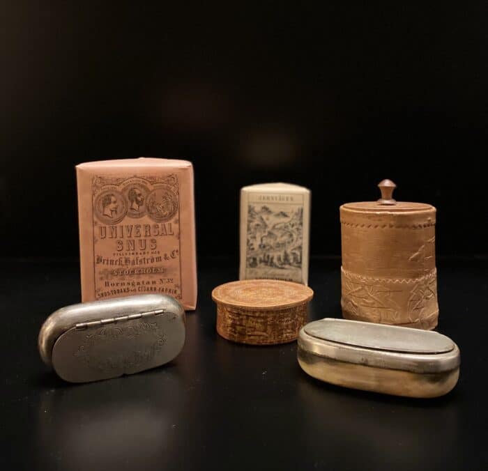 Karduser are old paper containers for snus, symbolizing one's identity much like a personal ID card.